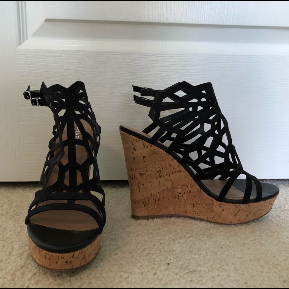 black wedges